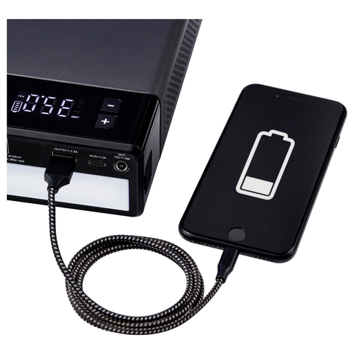 Ein Smartphone wird von einer externen Powerbank aufgeladen. Die Powerbank zeigt eine digitale Ladeanzeige an.